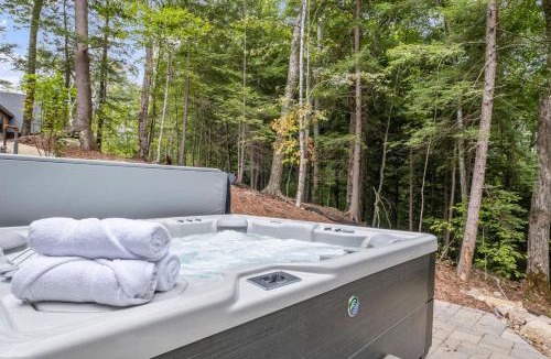 Lincoln House | Steps to Loon Quad Hot Tub Peloton Pets Ok
