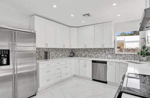 Lighthouse Point Villa | Steps to Private Beach 5 BR Pool and Jacuzzi Dog Friendly