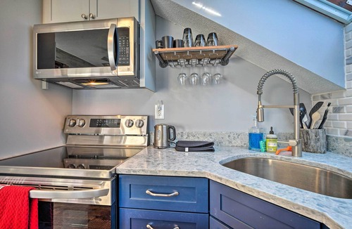 West Dover Condo | Steps to Ski Shuttle! Snow Mountain Village Condo
