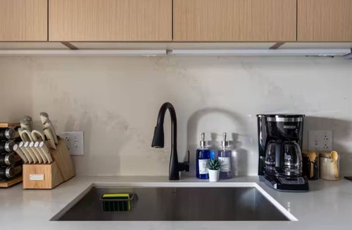 Downtown Cleveland Apartment | Steps to Stadiums & Nightlife, Luxe Apt with Free Parking, Gym, and Lake View