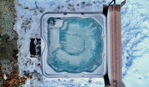 Jackson House | Strasse Ski Chalet Hot Tub Dog-Friendly Skiing