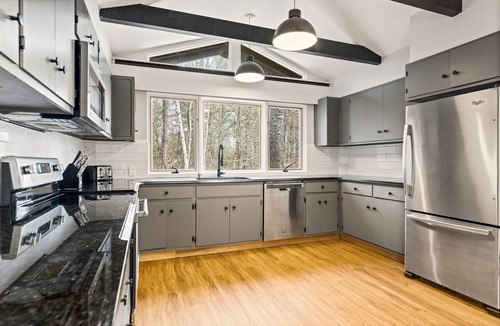 Winhall Ski Chalet | Stratton Mountain Ski Chalet: Hot Tub, Gameroom, Firepit, Grill, EV & Pond Views