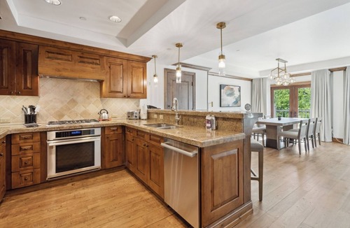 Downtown Resort | Studio-Amenities, Fireplace, Hot Tub, Fire Pit!