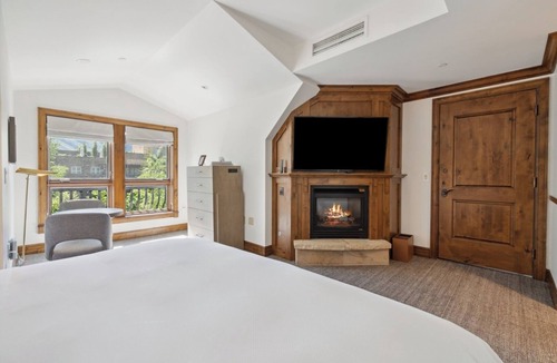 Downtown Resort | Studio-Amenities, Fireplace, Hot Tub, Fire Pit!
