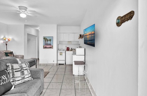 Downtown Hollywood Apartment | Studio Retreat with 2 Queen Beds @ Hollywood Blvd