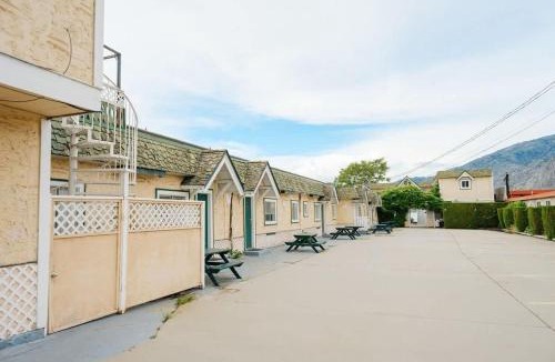 Okanagan-Similkameen House | Studio Suite 7 at Green Gables Resort