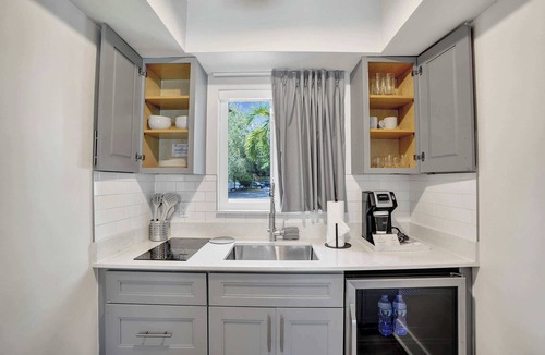 Galt Mile Apartment | Studio w/2 Doubles & Kitchenette | The Botanica