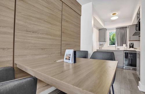 Galt Mile Apartment | Studio w/2 Doubles & Kitchenette | The Botanica