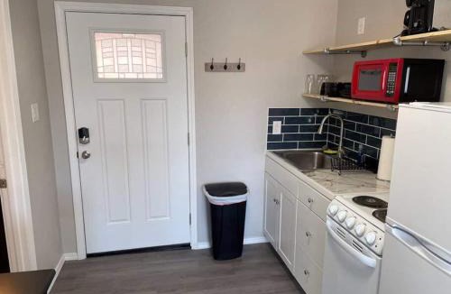 University Heights Apartment | Studio w Balcony - Near Nob Hill and Hospitals