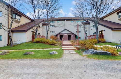West Dover Apartment | Studio w/mountain view, shared pool, hot tub, sauna, tennis courts & shuttle