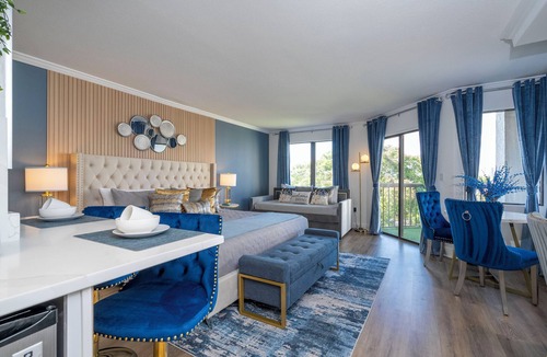 Florida Center Apartment | Studio with Huge Private Terrace Volcano Bay view parking free 5min to Universal