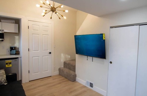 Englewood House | Studio with Private Bathroom