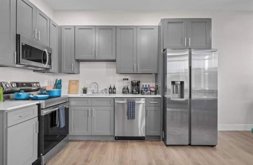 Cleveland Apartment | Stunning 2BR-1BR Apt+mins to Zoo & D/T+HD Projector