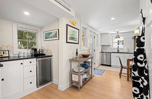 Marblehead Cottage | Stunning 3-Bed Cottage, Exposed Beams, Shiplap, Gas Fireplace, Fire Pit, Porch