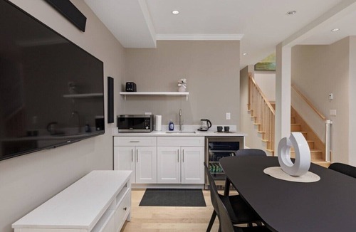 Lower Lonsdale House | Stunning 3 bedroom Secondary Suite N. Van
