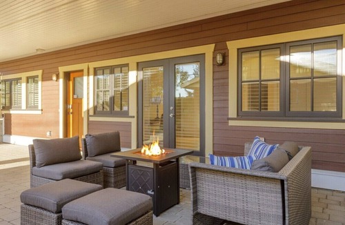 Lower Lonsdale House | Stunning 3 bedroom Secondary Suite N. Van
