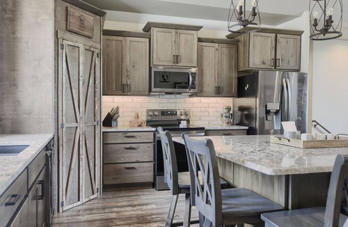 Deadwood Cabin | Stunning 3700+ Sq. Ft Lodge w/Firepit, Hot Tub, Large Garage - Paved!