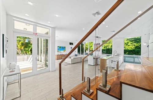 South Lake Villa | Stunning 3BR Villa W/Heated Pool Hollywood Beach
