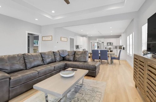 Parrot Cove House | Stunning 4BR 3BA Cottage Heated Pool 5 Min to Beach