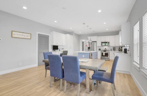 Parrot Cove House | Stunning 4BR 3BA Cottage Heated Pool 5 Min to Beach