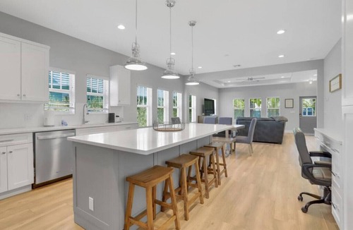 Parrot Cove House | Stunning 4BR 3BA Cottage Heated Pool 5 Min to Beach