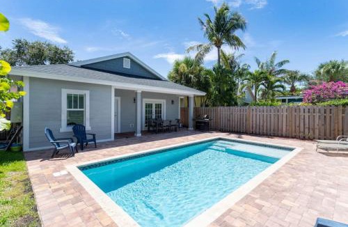 Parrot Cove House | Stunning 4BR 3BA Cottage Pool 5 Min to Beach