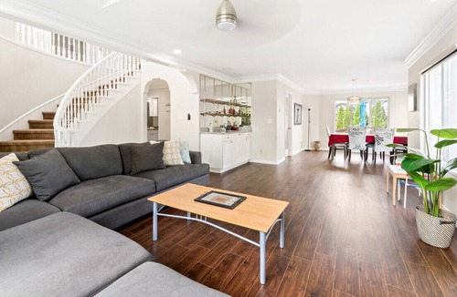 Queensborough House | Stunning and Spacious 6-Bedroom Retreat w/ Jacuzzi