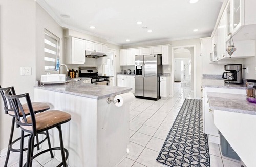 Queensborough House | Stunning and Spacious 6-Bedroom Retreat w/ Jacuzzi