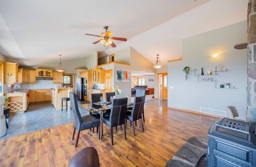 Central Okanagan Bed & Breakfast | Stunning Mountain House “Parrot Summit”