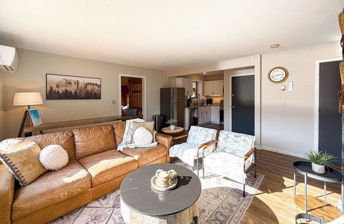 Lincoln Condo | Stunning View, 3 minutes to Loon, NEW Renovation!