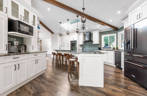 Hope House | Stunning waterfront getaway! Luxury home on acreage, natures paradise