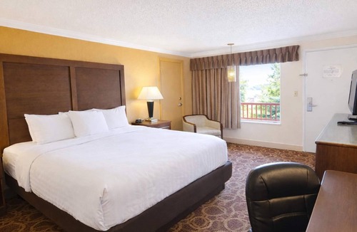 Sturgis Hotel | Sturgis Lodge & Suites, Travelodge by Wyndham