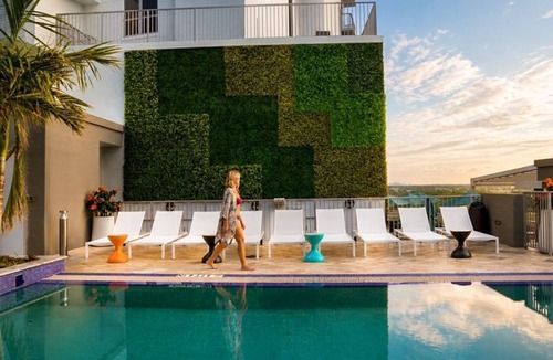 Downtown Hollywood Apartment | Stylish 2 Queen Studio Pool & Gym. Perfect location
