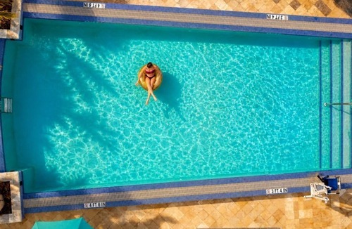 Downtown Hollywood Apartment | Stylish 2 Queen Studio Pool & Gym. Perfect location