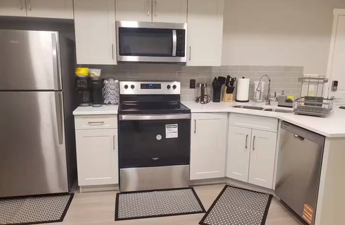 Southeast Calgary House | Stylish 2BDR/3BED/2 FULL BATH/Well Equiped For Remote Work/Games
