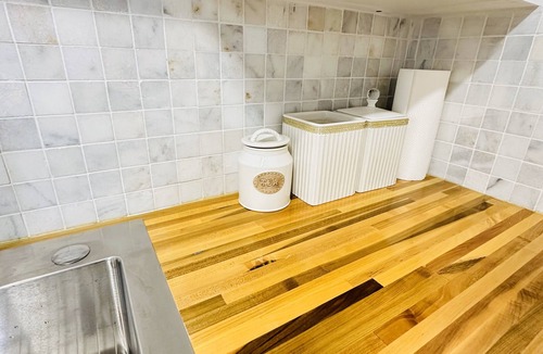 Miami Gardens House | Stylish 2BR 2BTH ideal World Cup host 5 mins from Hard Rock Stadium & beaches.