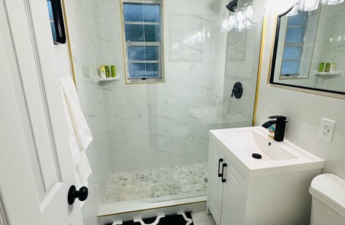 Miami Gardens House | Stylish 2BR 2BTH ideal World Cup host 5 mins from Hard Rock Stadium & beaches.