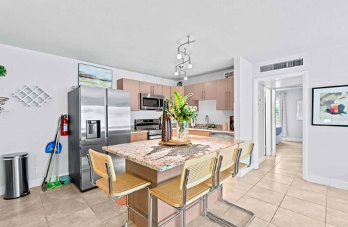 Southside Apartment | Stylish 2BR in West Palm Mins to Beach & shops.