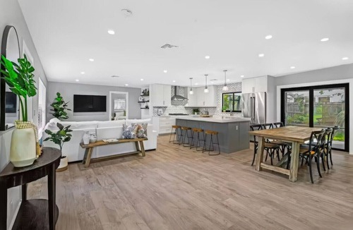 Jupiter House | Stylish 3BR w/Heated Pool · 7 Mins to Beach