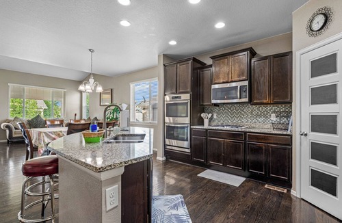 Todd Creek House | Stylish 4-Bed House/Spruce/Garden/Parking/Wi-Fi