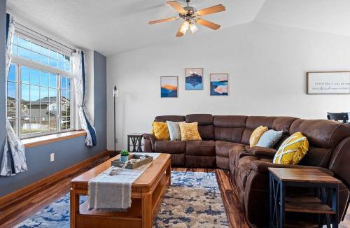 Summerset House | Stylish 5 BR- LG Fenced Backyard and Playground