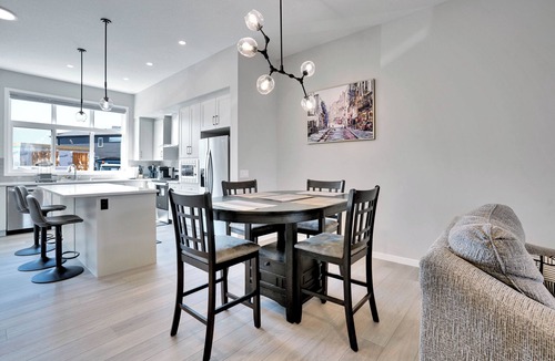 Southeast Calgary House | Stylish 6Bdr/4.5Bath/AC/2 full kitchens/2 Remote Workspaces/Lake Access/Games