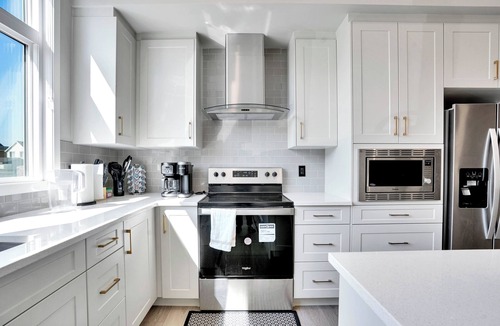 Southeast Calgary House | Stylish 6Bdr/4.5Bath/AC/2 full kitchens/2 Remote Workspaces/Lake Access/Games