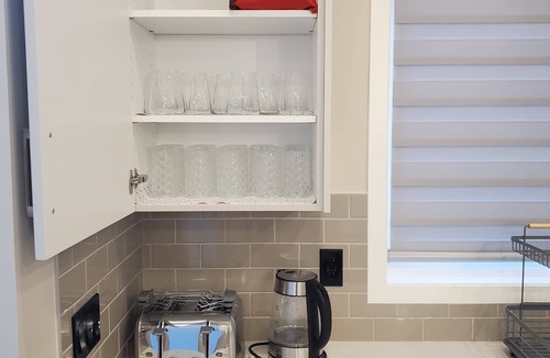 Southeast Calgary House | Stylish 6Bdr/4.5Bath/AC/2 full kitchens/2 Remote Workspaces/Lake Access/Games