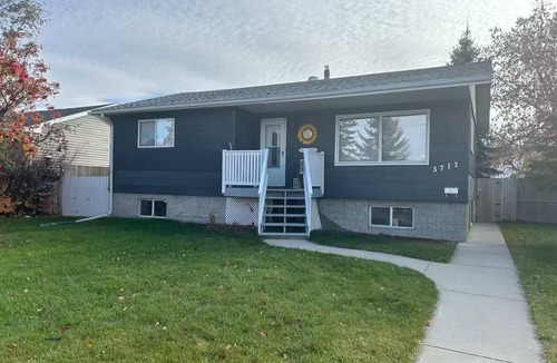 Red Deer House | Stylish and Bright Pet Friendly Private Suite in Central Red Deer