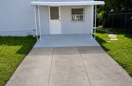 Seminole Manor Apartment | Stylish and Modern 1-bedroom in Lake Worth 5 mi from Beach and Downtown