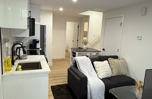 Northeast Edmonton House | Stylish, Clean & Cozy 1 - Bedroom Suite