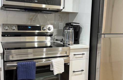 Northeast Edmonton House | Stylish, Clean & Cozy 1 - Bedroom Suite