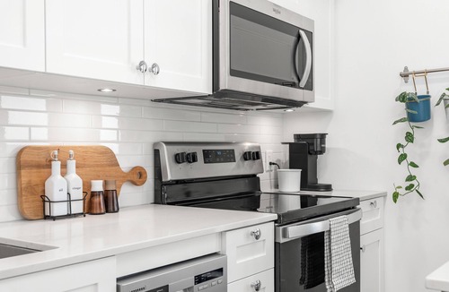 Crescent Heights Condo | Stylish Condo W/Stunning views & Short Walk DT
