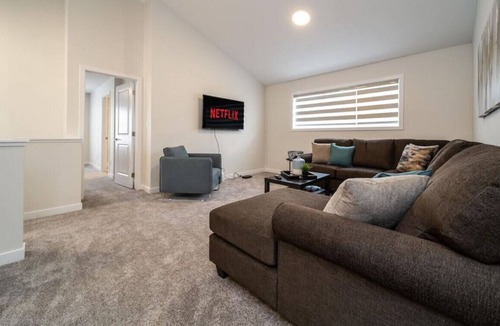 Southwest Edmonton House | Stylish Designer Home | Mins to Downtown & Mall